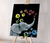 Slon s barevnými mýdlovými bublinami