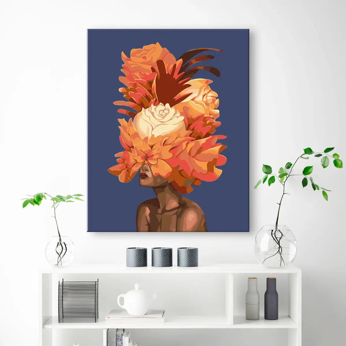 Chica con flores naranjas