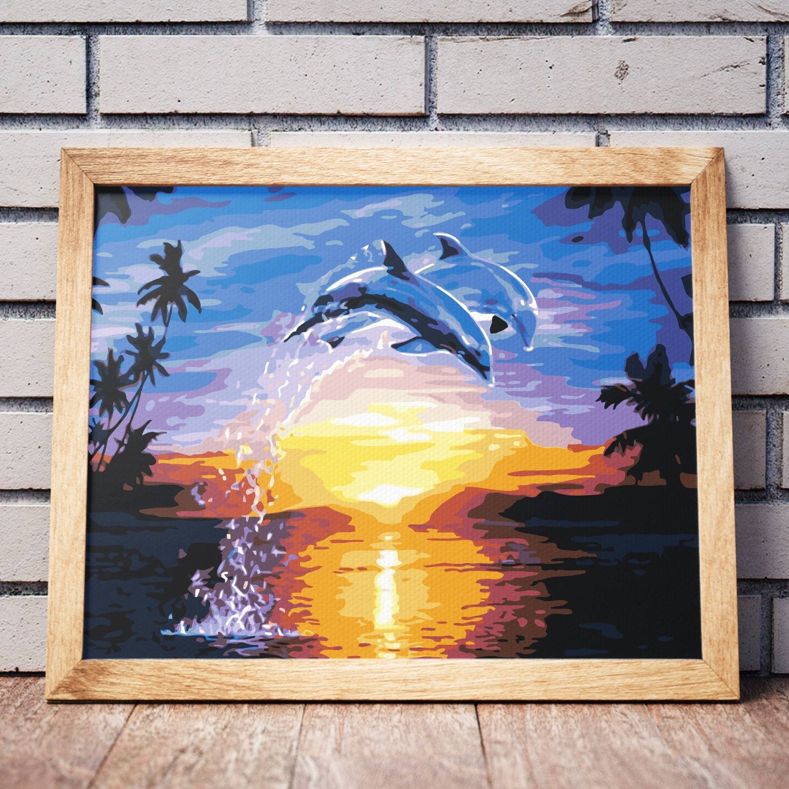 Delfine spielen bei Sonnenuntergang
